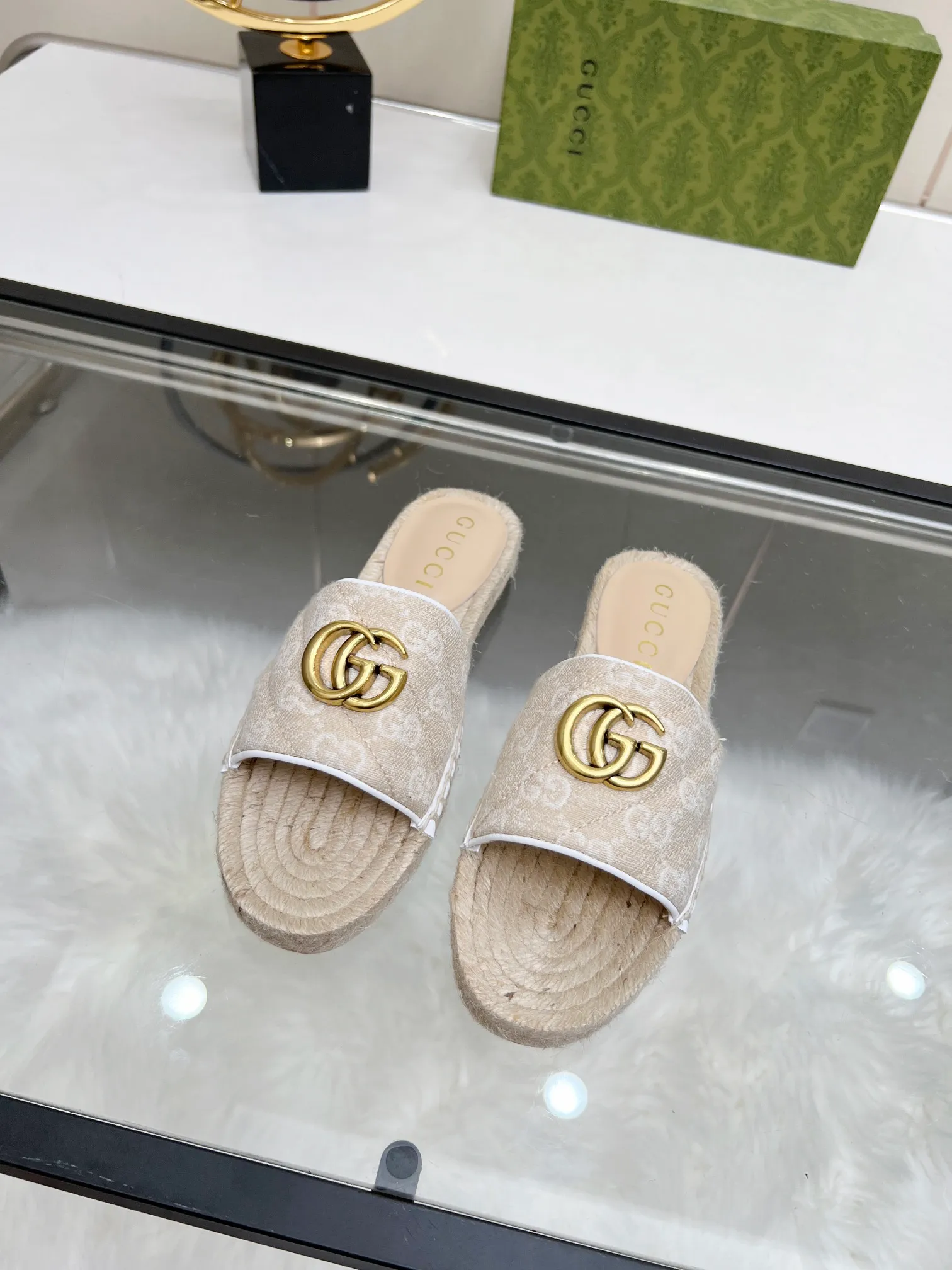 👟👟Ex-factory price 320👟👟 Gucci slippers fisherman shoes new color Injection molded one-piece straw bottom, high-end quality Fabric: Double G imported fabric Lining: sheepskin lining Code number: 35~42 Fabric styles include apricot, floral, pink, black, blue, burgundy, champagne, green, orange, cyan, starry sky, more than 30 colors to choose from, many colors to be updated in the future ,,,,,,,,